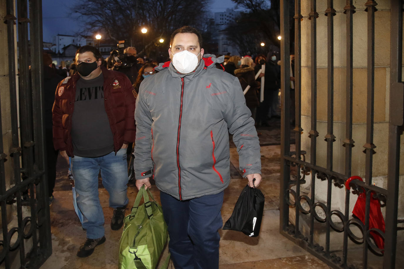 Cinco hosteleros comienzan su encierro en la iglesia de San Pedro. «Estaremos aquí hasta que nos den una respuesta. Tienen que ayudarnos, hay gente que ya no tiene para comer», afirmaron antes de entrar en la iglesia