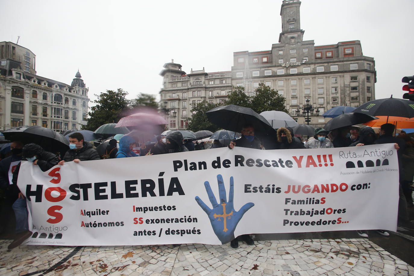 Trabajadores del sector de la hostelería de Gijón y de Oviedo se han manifestado este viernes en sus respectivas ciudades para reclamar nuevas compensaciones si continúa el cierre de sus negocios durante el mes de diciembre. Según ha declarado la asociación Otea en Oviedo, el paquete económico ofrecido hasta ahora por el Gobierno regional, de casi 20 millones de euros, «no vale para salvar al sector. Alguien está haciendo mal los números». Paralelamente, la asociación Hosteleros Con Conciencia ha exigido en Gijón que se «apoye a un sector en ruina», que «está cobrando solo el 50 y hasta el 40% de las prestaciones». 