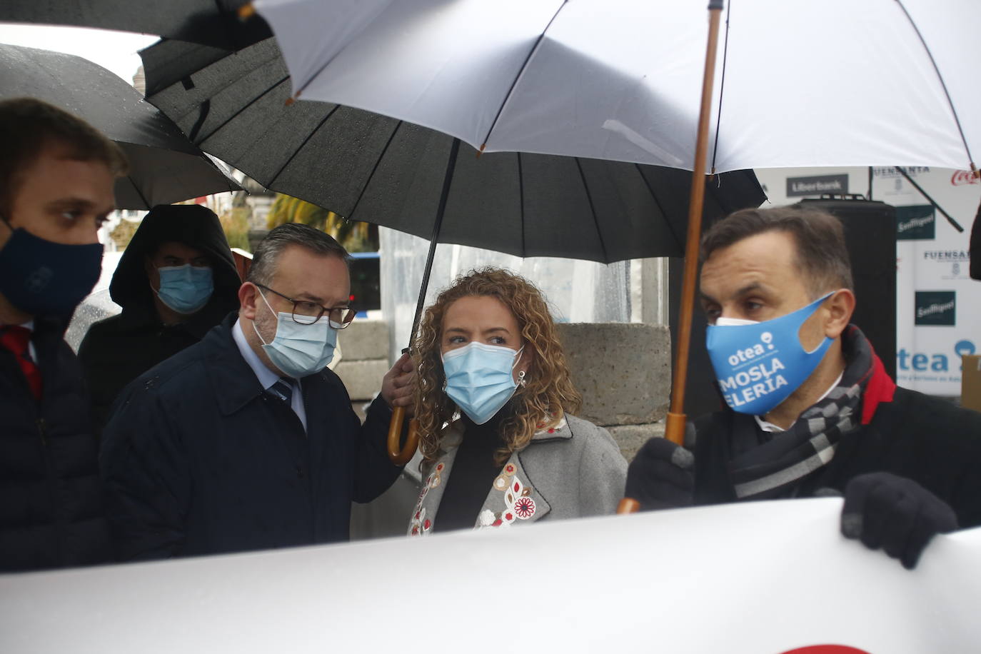 Trabajadores del sector de la hostelería de Gijón y de Oviedo se han manifestado este viernes en sus respectivas ciudades para reclamar nuevas compensaciones si continúa el cierre de sus negocios durante el mes de diciembre. Según ha declarado la asociación Otea en Oviedo, el paquete económico ofrecido hasta ahora por el Gobierno regional, de casi 20 millones de euros, «no vale para salvar al sector. Alguien está haciendo mal los números». Paralelamente, la asociación Hosteleros Con Conciencia ha exigido en Gijón que se «apoye a un sector en ruina», que «está cobrando solo el 50 y hasta el 40% de las prestaciones». 