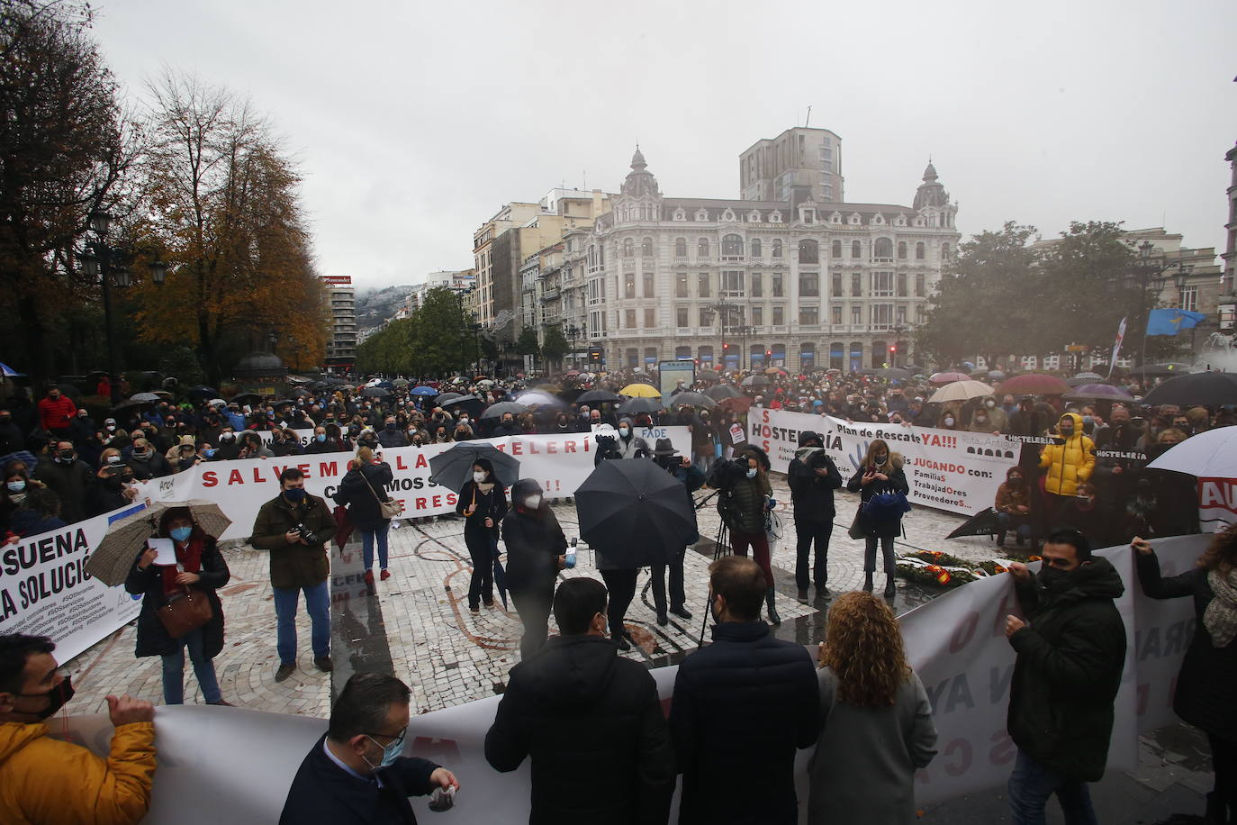 Trabajadores del sector de la hostelería de Gijón y de Oviedo se han manifestado este viernes en sus respectivas ciudades para reclamar nuevas compensaciones si continúa el cierre de sus negocios durante el mes de diciembre. Según ha declarado la asociación Otea en Oviedo, el paquete económico ofrecido hasta ahora por el Gobierno regional, de casi 20 millones de euros, «no vale para salvar al sector. Alguien está haciendo mal los números». Paralelamente, la asociación Hosteleros Con Conciencia ha exigido en Gijón que se «apoye a un sector en ruina», que «está cobrando solo el 50 y hasta el 40% de las prestaciones». 