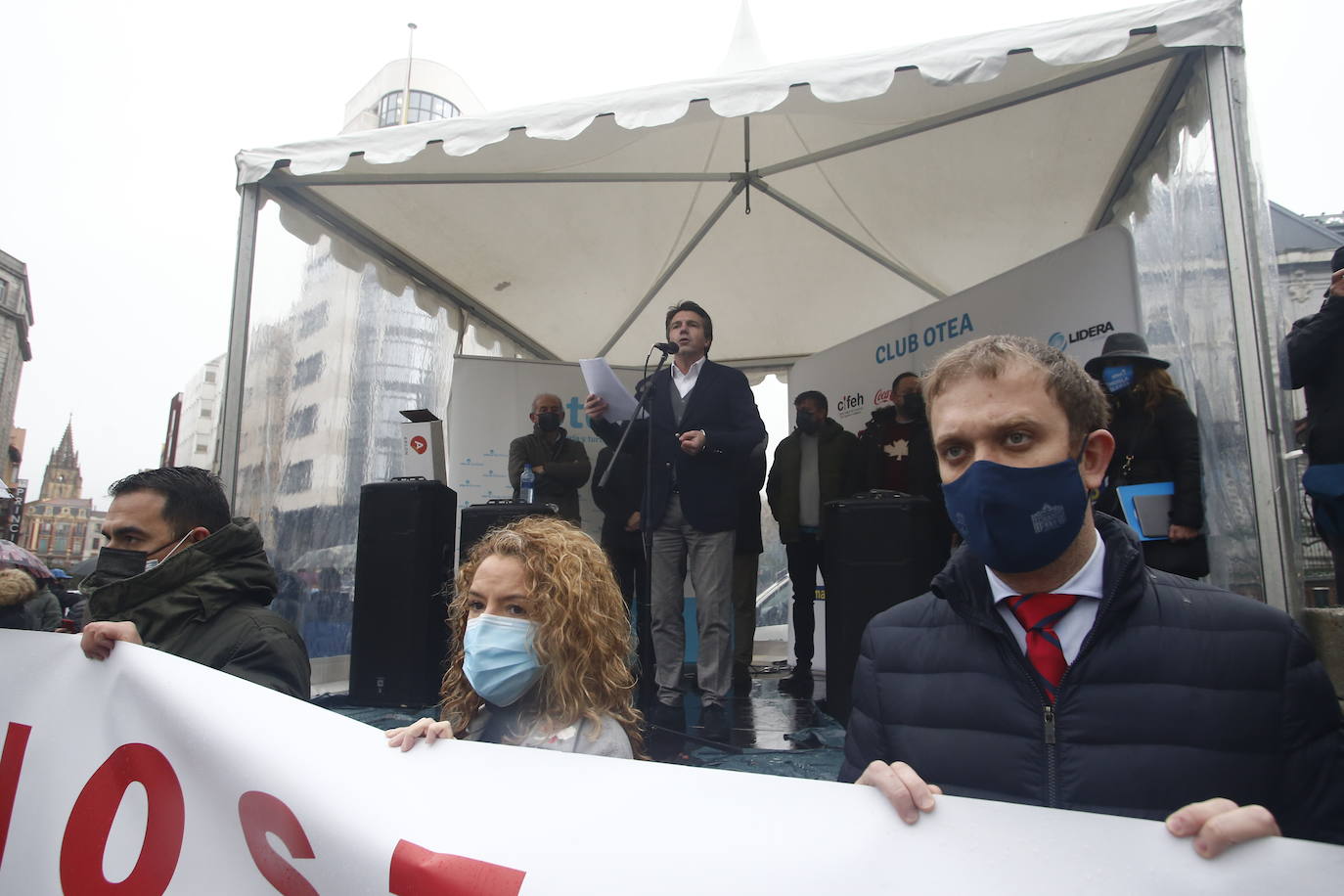 Trabajadores del sector de la hostelería de Gijón y de Oviedo se han manifestado este viernes en sus respectivas ciudades para reclamar nuevas compensaciones si continúa el cierre de sus negocios durante el mes de diciembre. Según ha declarado la asociación Otea en Oviedo, el paquete económico ofrecido hasta ahora por el Gobierno regional, de casi 20 millones de euros, «no vale para salvar al sector. Alguien está haciendo mal los números». Paralelamente, la asociación Hosteleros Con Conciencia ha exigido en Gijón que se «apoye a un sector en ruina», que «está cobrando solo el 50 y hasta el 40% de las prestaciones». 