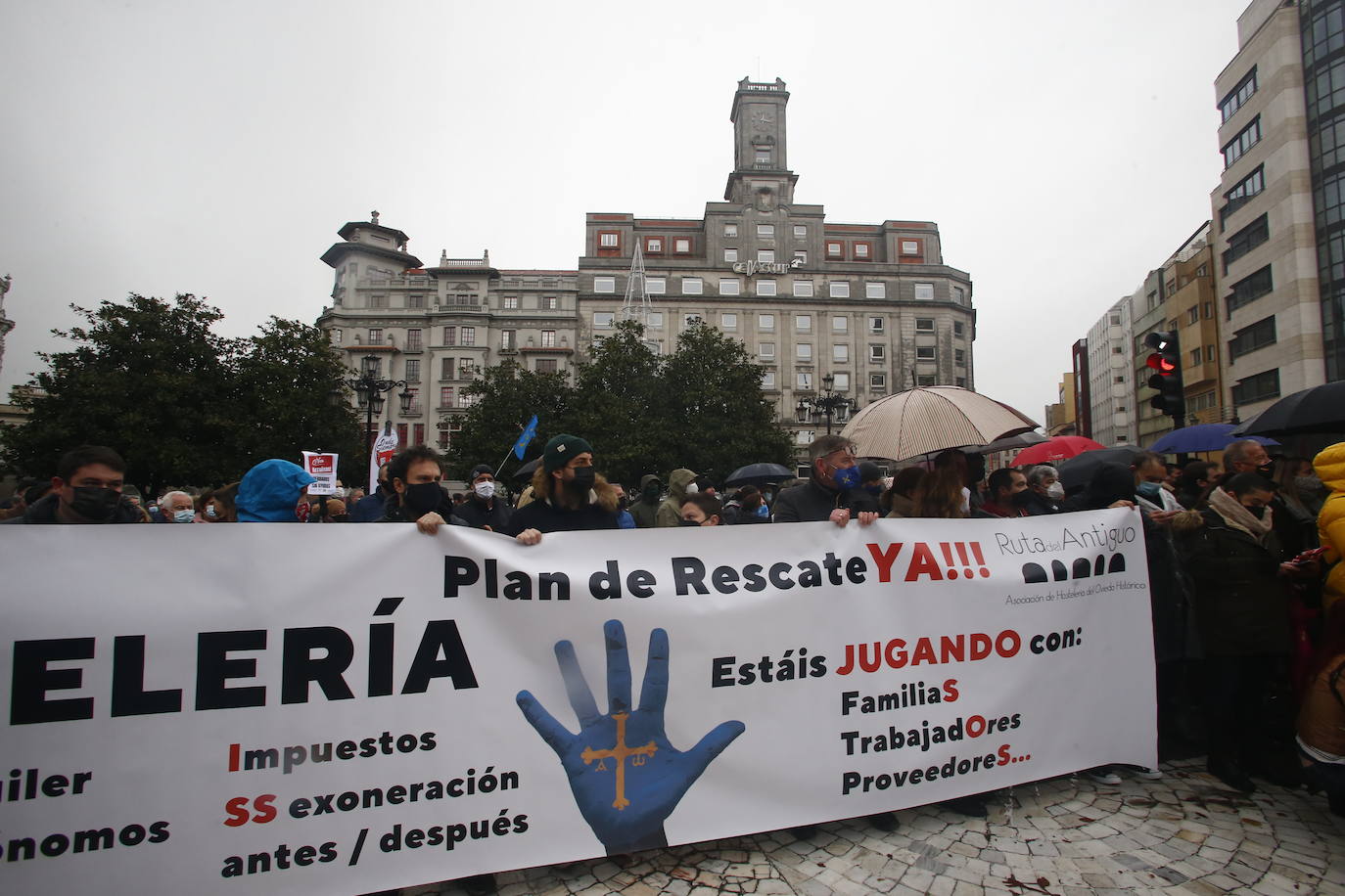 Trabajadores del sector de la hostelería de Gijón y de Oviedo se han manifestado este viernes en sus respectivas ciudades para reclamar nuevas compensaciones si continúa el cierre de sus negocios durante el mes de diciembre. Según ha declarado la asociación Otea en Oviedo, el paquete económico ofrecido hasta ahora por el Gobierno regional, de casi 20 millones de euros, «no vale para salvar al sector. Alguien está haciendo mal los números». Paralelamente, la asociación Hosteleros Con Conciencia ha exigido en Gijón que se «apoye a un sector en ruina», que «está cobrando solo el 50 y hasta el 40% de las prestaciones». 