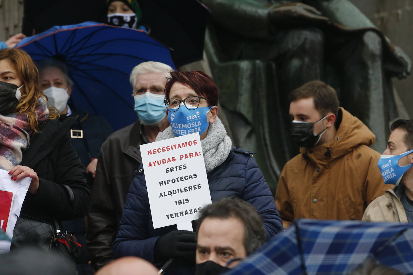 Trabajadores del sector de la hostelería de Gijón y de Oviedo se han manifestado este viernes en sus respectivas ciudades para reclamar nuevas compensaciones si continúa el cierre de sus negocios durante el mes de diciembre. Según ha declarado la asociación Otea en Oviedo, el paquete económico ofrecido hasta ahora por el Gobierno regional, de casi 20 millones de euros, «no vale para salvar al sector. Alguien está haciendo mal los números». Paralelamente, la asociación Hosteleros Con Conciencia ha exigido en Gijón que se «apoye a un sector en ruina», que «está cobrando solo el 50 y hasta el 40% de las prestaciones». 