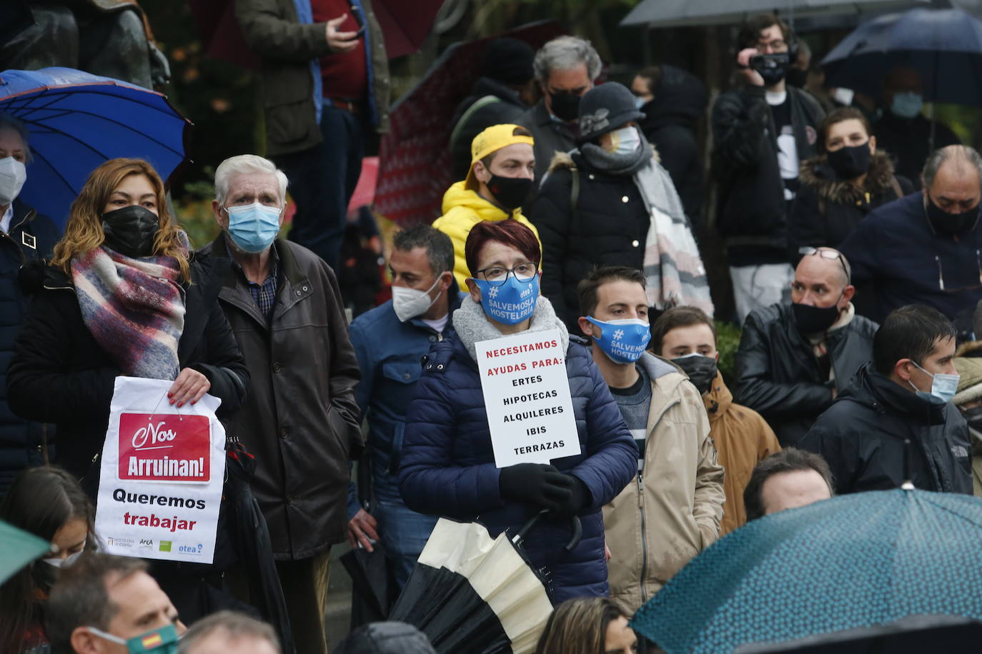 Trabajadores del sector de la hostelería de Gijón y de Oviedo se han manifestado este viernes en sus respectivas ciudades para reclamar nuevas compensaciones si continúa el cierre de sus negocios durante el mes de diciembre. Según ha declarado la asociación Otea en Oviedo, el paquete económico ofrecido hasta ahora por el Gobierno regional, de casi 20 millones de euros, «no vale para salvar al sector. Alguien está haciendo mal los números». Paralelamente, la asociación Hosteleros Con Conciencia ha exigido en Gijón que se «apoye a un sector en ruina», que «está cobrando solo el 50 y hasta el 40% de las prestaciones». 