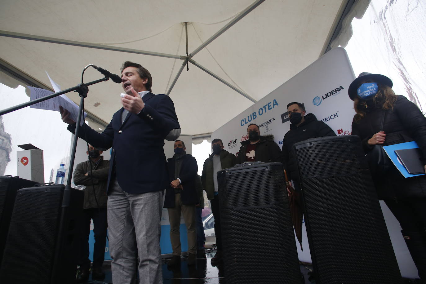 Trabajadores del sector de la hostelería de Gijón y de Oviedo se han manifestado este viernes en sus respectivas ciudades para reclamar nuevas compensaciones si continúa el cierre de sus negocios durante el mes de diciembre. Según ha declarado la asociación Otea en Oviedo, el paquete económico ofrecido hasta ahora por el Gobierno regional, de casi 20 millones de euros, «no vale para salvar al sector. Alguien está haciendo mal los números». Paralelamente, la asociación Hosteleros Con Conciencia ha exigido en Gijón que se «apoye a un sector en ruina», que «está cobrando solo el 50 y hasta el 40% de las prestaciones». 