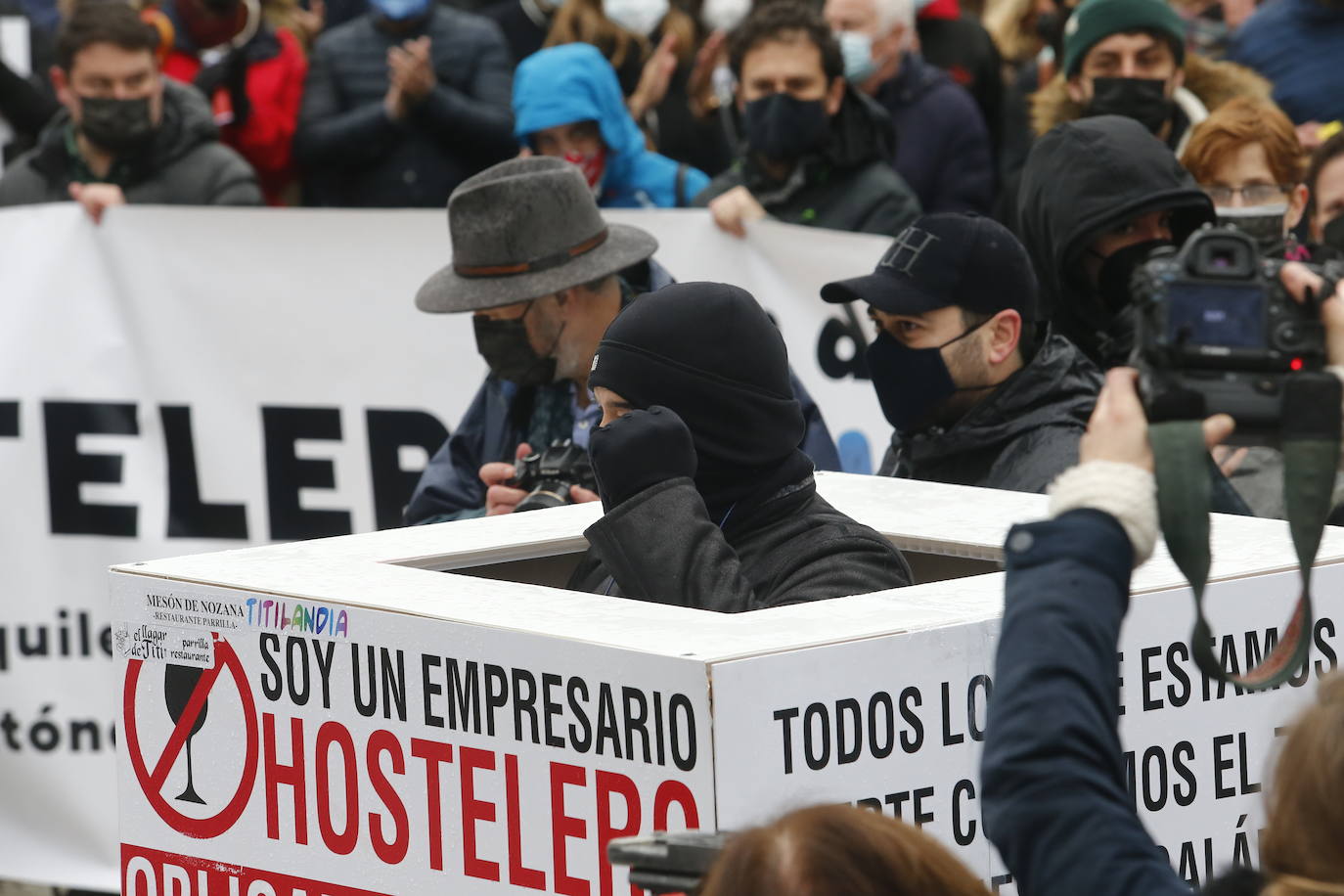 Trabajadores del sector de la hostelería de Gijón y de Oviedo se han manifestado este viernes en sus respectivas ciudades para reclamar nuevas compensaciones si continúa el cierre de sus negocios durante el mes de diciembre. Según ha declarado la asociación Otea en Oviedo, el paquete económico ofrecido hasta ahora por el Gobierno regional, de casi 20 millones de euros, «no vale para salvar al sector. Alguien está haciendo mal los números». Paralelamente, la asociación Hosteleros Con Conciencia ha exigido en Gijón que se «apoye a un sector en ruina», que «está cobrando solo el 50 y hasta el 40% de las prestaciones». 