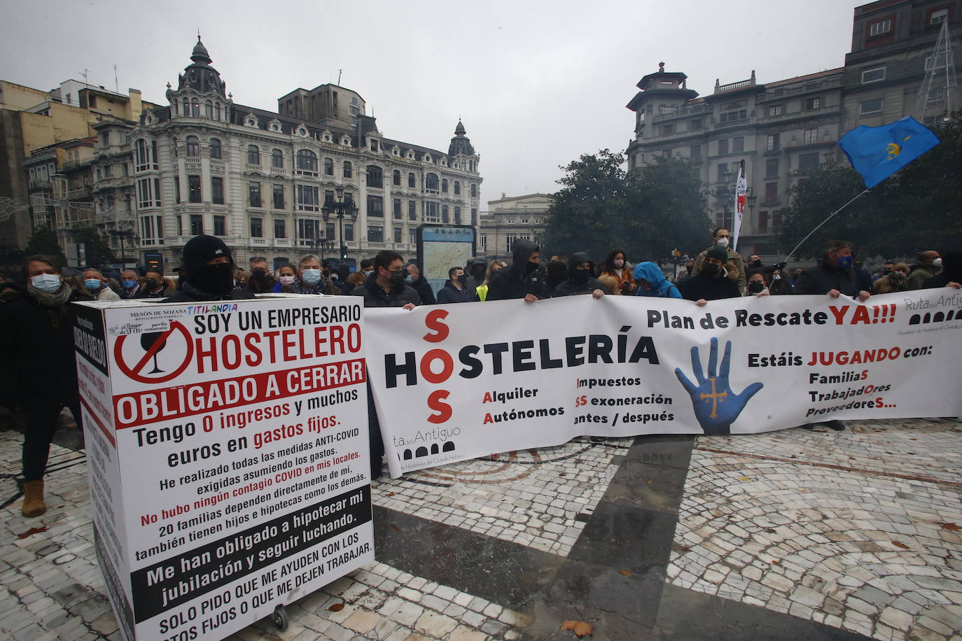 Trabajadores del sector de la hostelería de Gijón y de Oviedo se han manifestado este viernes en sus respectivas ciudades para reclamar nuevas compensaciones si continúa el cierre de sus negocios durante el mes de diciembre. Según ha declarado la asociación Otea en Oviedo, el paquete económico ofrecido hasta ahora por el Gobierno regional, de casi 20 millones de euros, «no vale para salvar al sector. Alguien está haciendo mal los números». Paralelamente, la asociación Hosteleros Con Conciencia ha exigido en Gijón que se «apoye a un sector en ruina», que «está cobrando solo el 50 y hasta el 40% de las prestaciones». 