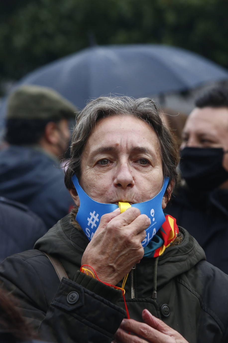 Trabajadores del sector de la hostelería de Gijón y de Oviedo se han manifestado este viernes en sus respectivas ciudades para reclamar nuevas compensaciones si continúa el cierre de sus negocios durante el mes de diciembre. Según ha declarado la asociación Otea en Oviedo, el paquete económico ofrecido hasta ahora por el Gobierno regional, de casi 20 millones de euros, «no vale para salvar al sector. Alguien está haciendo mal los números». Paralelamente, la asociación Hosteleros Con Conciencia ha exigido en Gijón que se «apoye a un sector en ruina», que «está cobrando solo el 50 y hasta el 40% de las prestaciones». 