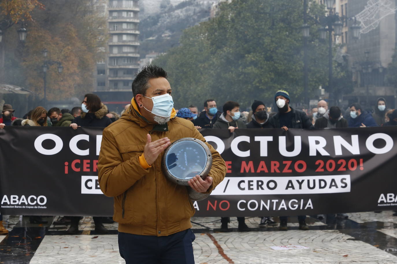 Trabajadores del sector de la hostelería de Gijón y de Oviedo se han manifestado este viernes en sus respectivas ciudades para reclamar nuevas compensaciones si continúa el cierre de sus negocios durante el mes de diciembre. Según ha declarado la asociación Otea en Oviedo, el paquete económico ofrecido hasta ahora por el Gobierno regional, de casi 20 millones de euros, «no vale para salvar al sector. Alguien está haciendo mal los números». Paralelamente, la asociación Hosteleros Con Conciencia ha exigido en Gijón que se «apoye a un sector en ruina», que «está cobrando solo el 50 y hasta el 40% de las prestaciones». 