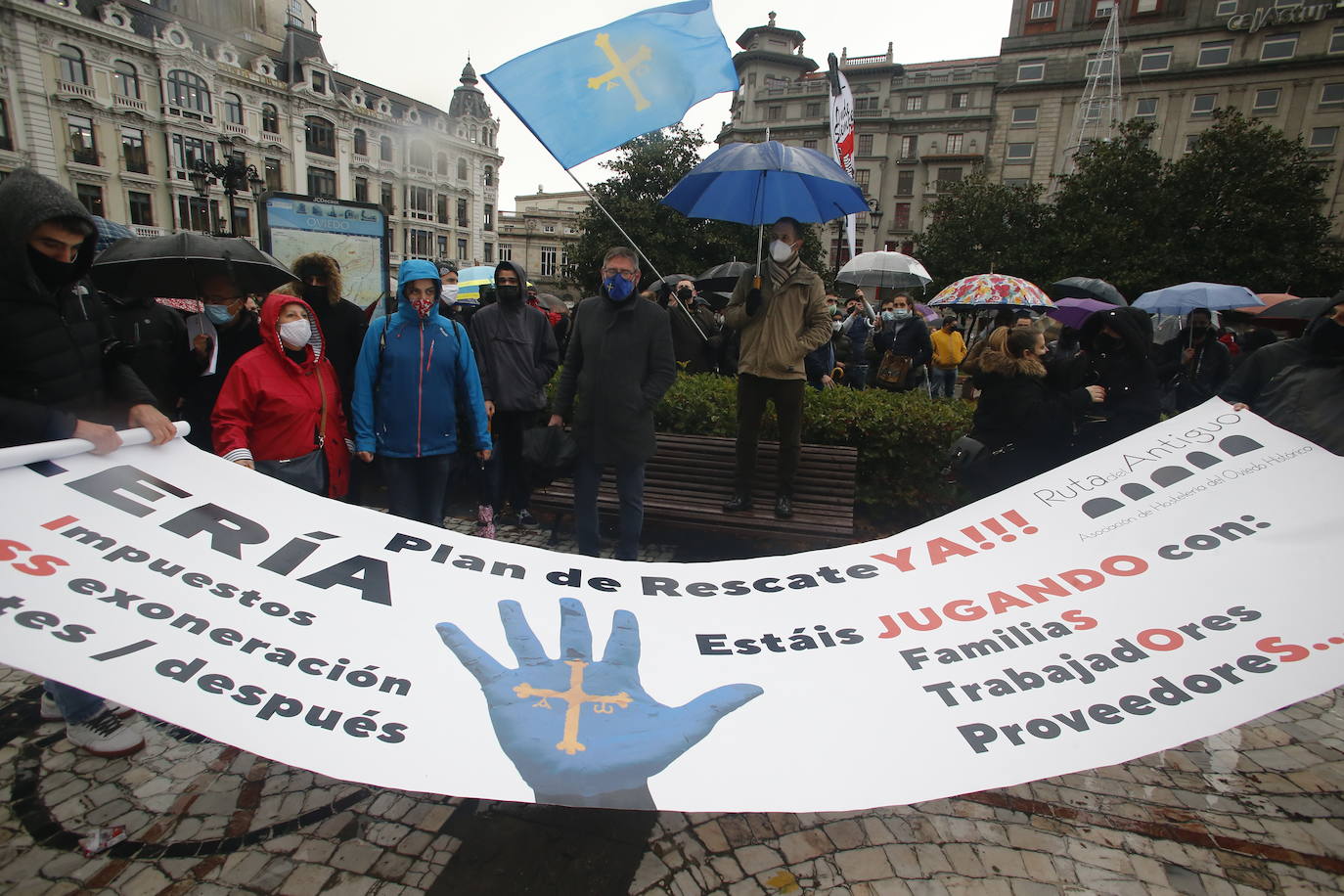 Trabajadores del sector de la hostelería de Gijón y de Oviedo se han manifestado este viernes en sus respectivas ciudades para reclamar nuevas compensaciones si continúa el cierre de sus negocios durante el mes de diciembre. Según ha declarado la asociación Otea en Oviedo, el paquete económico ofrecido hasta ahora por el Gobierno regional, de casi 20 millones de euros, «no vale para salvar al sector. Alguien está haciendo mal los números». Paralelamente, la asociación Hosteleros Con Conciencia ha exigido en Gijón que se «apoye a un sector en ruina», que «está cobrando solo el 50 y hasta el 40% de las prestaciones». 