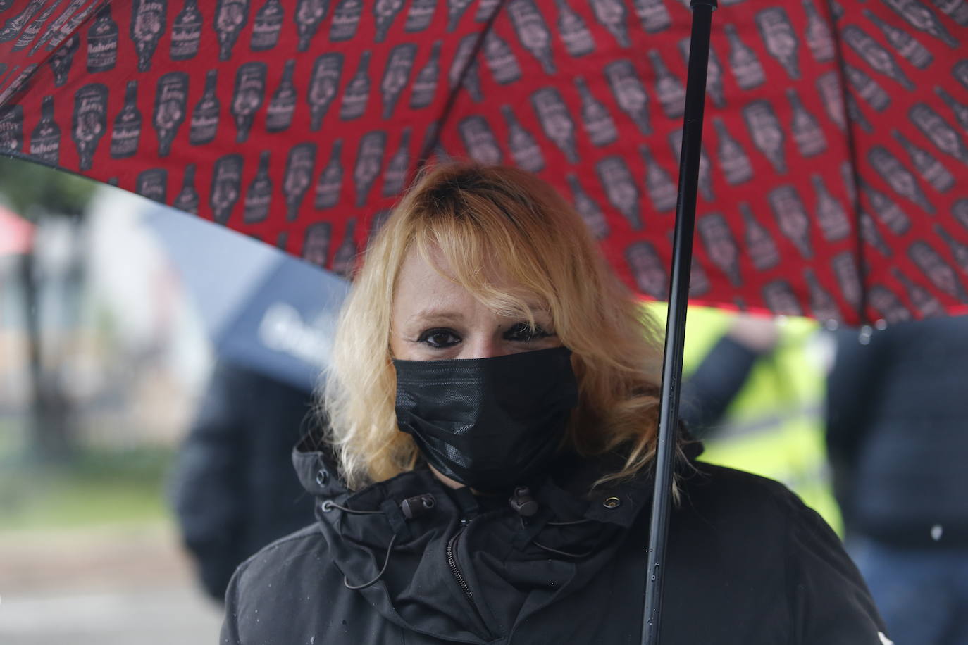 Trabajadores del sector de la hostelería de Gijón y de Oviedo se han manifestado este viernes en sus respectivas ciudades para reclamar nuevas compensaciones si continúa el cierre de sus negocios durante el mes de diciembre. Según ha declarado la asociación Otea en Oviedo, el paquete económico ofrecido hasta ahora por el Gobierno regional, de casi 20 millones de euros, «no vale para salvar al sector. Alguien está haciendo mal los números». Paralelamente, la asociación Hosteleros Con Conciencia ha exigido en Gijón que se «apoye a un sector en ruina», que «está cobrando solo el 50 y hasta el 40% de las prestaciones». 