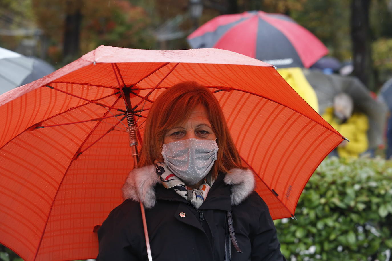 Trabajadores del sector de la hostelería de Gijón y de Oviedo se han manifestado este viernes en sus respectivas ciudades para reclamar nuevas compensaciones si continúa el cierre de sus negocios durante el mes de diciembre. Según ha declarado la asociación Otea en Oviedo, el paquete económico ofrecido hasta ahora por el Gobierno regional, de casi 20 millones de euros, «no vale para salvar al sector. Alguien está haciendo mal los números». Paralelamente, la asociación Hosteleros Con Conciencia ha exigido en Gijón que se «apoye a un sector en ruina», que «está cobrando solo el 50 y hasta el 40% de las prestaciones». 