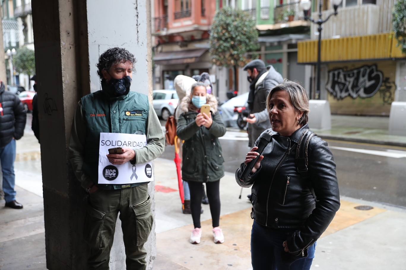 Trabajadores del sector de la hostelería de Gijón y de Oviedo se han manifestado este viernes en sus respectivas ciudades para reclamar nuevas compensaciones si continúa el cierre de sus negocios durante el mes de diciembre. Según ha declarado la asociación Otea en Oviedo, el paquete económico ofrecido hasta ahora por el Gobierno regional, de casi 20 millones de euros, «no vale para salvar al sector. Alguien está haciendo mal los números». Paralelamente, la asociación Hosteleros Con Conciencia ha exigido en Gijón que se «apoye a un sector en ruina», que «está cobrando solo el 50 y hasta el 40% de las prestaciones». 