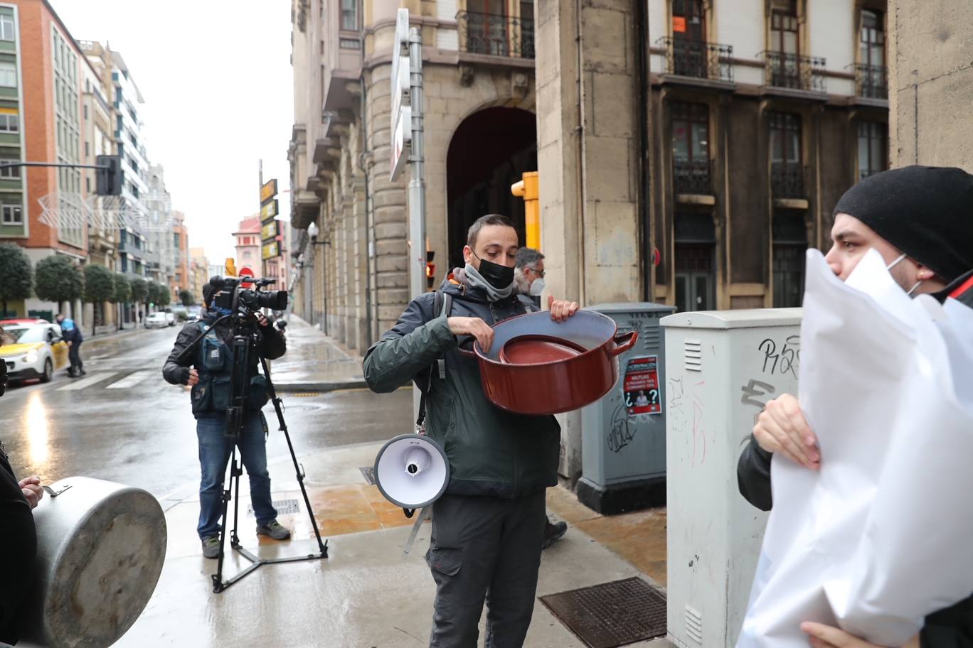 Trabajadores del sector de la hostelería de Gijón y de Oviedo se han manifestado este viernes en sus respectivas ciudades para reclamar nuevas compensaciones si continúa el cierre de sus negocios durante el mes de diciembre. Según ha declarado la asociación Otea en Oviedo, el paquete económico ofrecido hasta ahora por el Gobierno regional, de casi 20 millones de euros, «no vale para salvar al sector. Alguien está haciendo mal los números». Paralelamente, la asociación Hosteleros Con Conciencia ha exigido en Gijón que se «apoye a un sector en ruina», que «está cobrando solo el 50 y hasta el 40% de las prestaciones». 