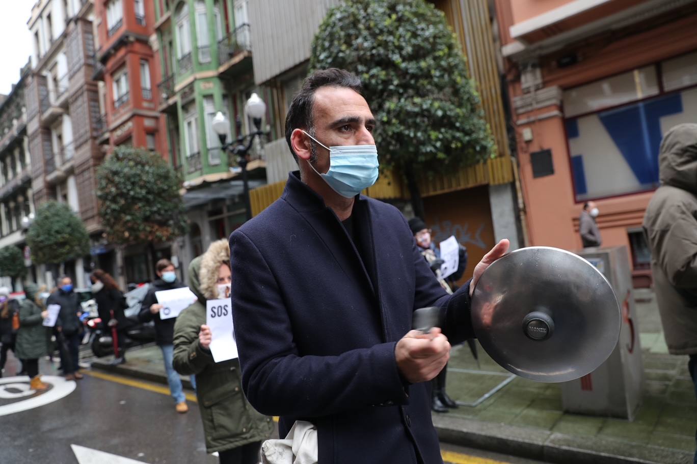 Trabajadores del sector de la hostelería de Gijón y de Oviedo se han manifestado este viernes en sus respectivas ciudades para reclamar nuevas compensaciones si continúa el cierre de sus negocios durante el mes de diciembre. Según ha declarado la asociación Otea en Oviedo, el paquete económico ofrecido hasta ahora por el Gobierno regional, de casi 20 millones de euros, «no vale para salvar al sector. Alguien está haciendo mal los números». Paralelamente, la asociación Hosteleros Con Conciencia ha exigido en Gijón que se «apoye a un sector en ruina», que «está cobrando solo el 50 y hasta el 40% de las prestaciones». 