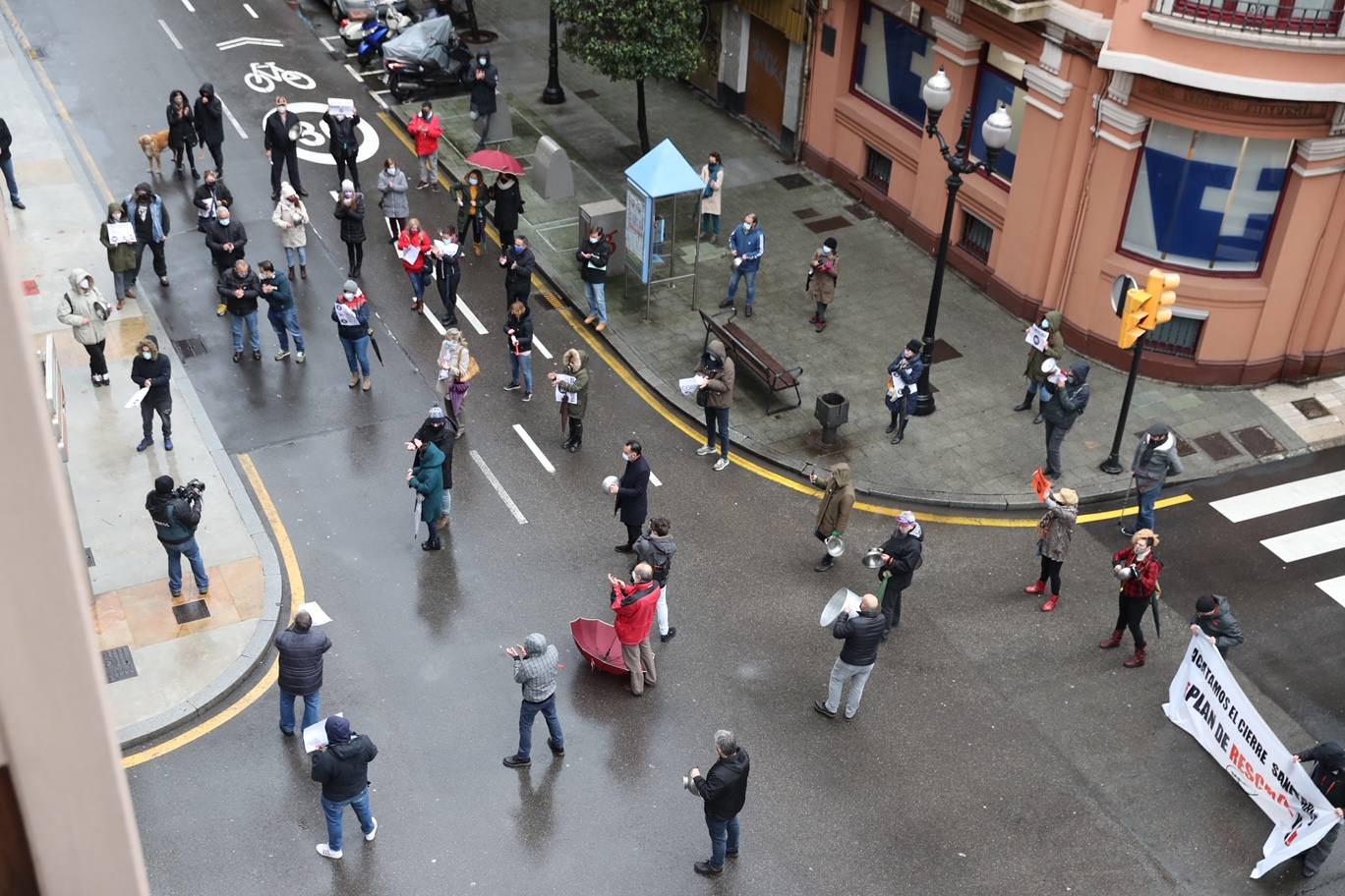 Trabajadores del sector de la hostelería de Gijón y de Oviedo se han manifestado este viernes en sus respectivas ciudades para reclamar nuevas compensaciones si continúa el cierre de sus negocios durante el mes de diciembre. Según ha declarado la asociación Otea en Oviedo, el paquete económico ofrecido hasta ahora por el Gobierno regional, de casi 20 millones de euros, «no vale para salvar al sector. Alguien está haciendo mal los números». Paralelamente, la asociación Hosteleros Con Conciencia ha exigido en Gijón que se «apoye a un sector en ruina», que «está cobrando solo el 50 y hasta el 40% de las prestaciones». 