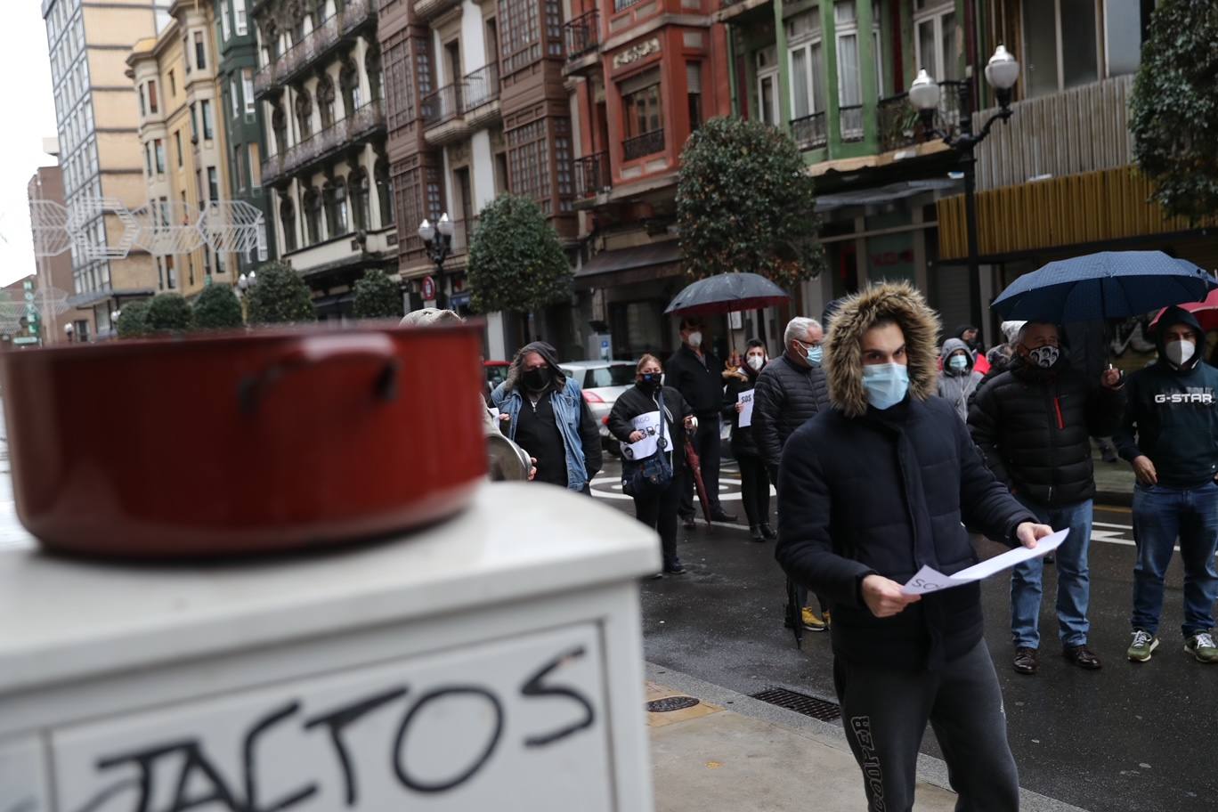 Trabajadores del sector de la hostelería de Gijón y de Oviedo se han manifestado este viernes en sus respectivas ciudades para reclamar nuevas compensaciones si continúa el cierre de sus negocios durante el mes de diciembre. Según ha declarado la asociación Otea en Oviedo, el paquete económico ofrecido hasta ahora por el Gobierno regional, de casi 20 millones de euros, «no vale para salvar al sector. Alguien está haciendo mal los números». Paralelamente, la asociación Hosteleros Con Conciencia ha exigido en Gijón que se «apoye a un sector en ruina», que «está cobrando solo el 50 y hasta el 40% de las prestaciones». 