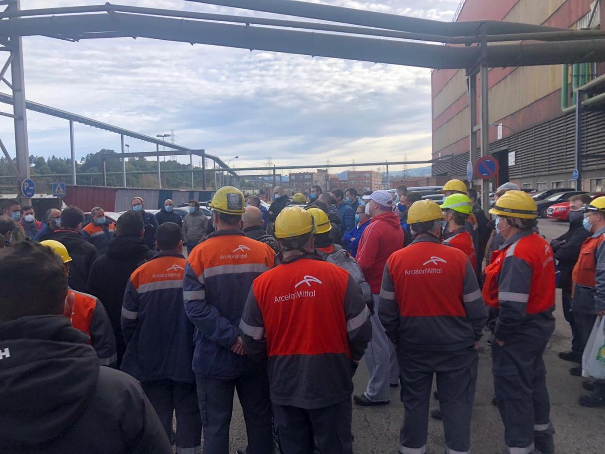 Trabajadores de la acería de Gijón, concentrados ayer durante uno de los paros. 