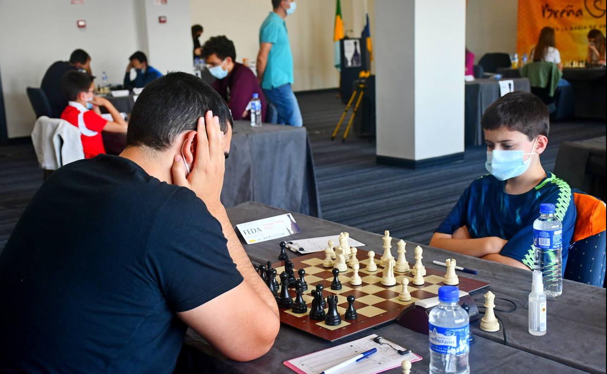 Diego Vergara frente al maestro internacional Cristian Hernández. 