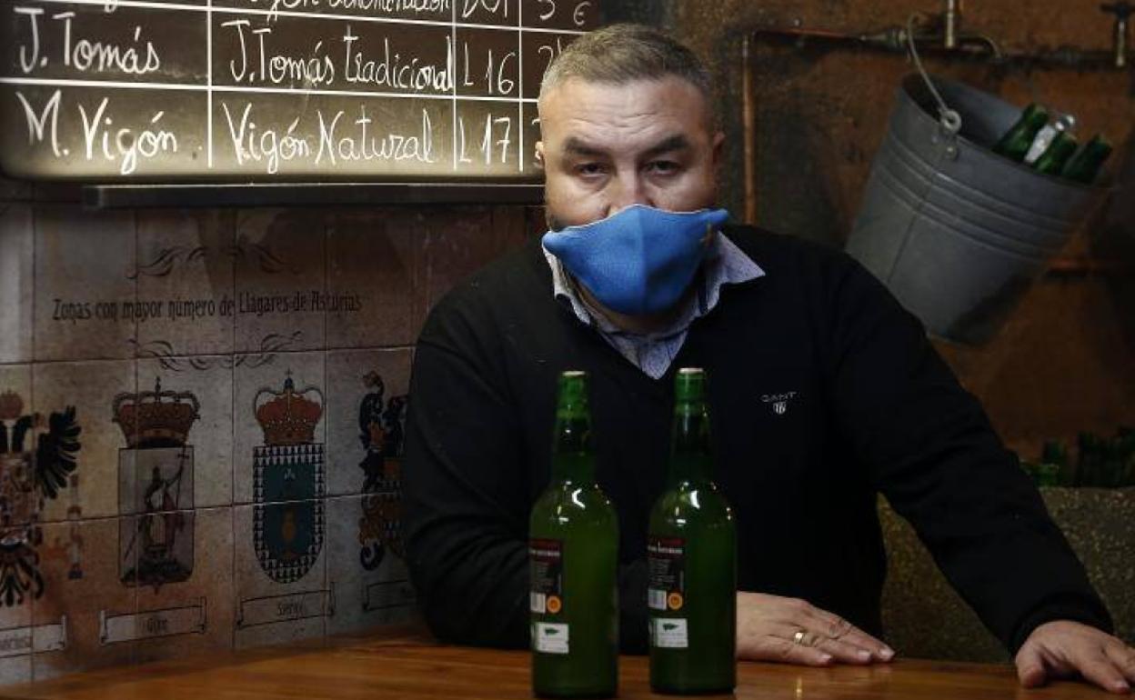 El presidente del Bulevar de la Sidra, Pedro Caramés, en su local de Gascona, La Finca. 