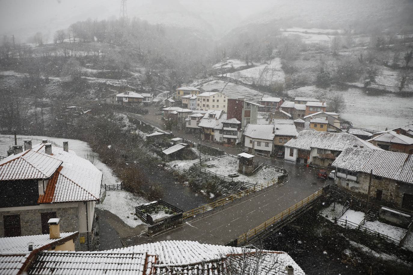 La región mantiene la alerta ante las fuertes rachas de viento y el riesgo de grandes nevadas y oleaje.