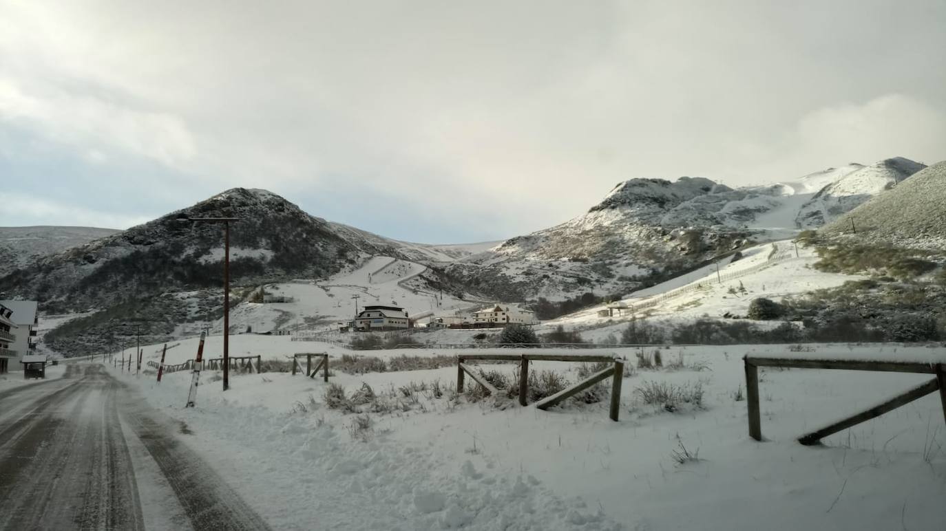 La región mantiene la alerta ante las fuertes rachas de viento y el riesgo de grandes nevadas y oleaje.