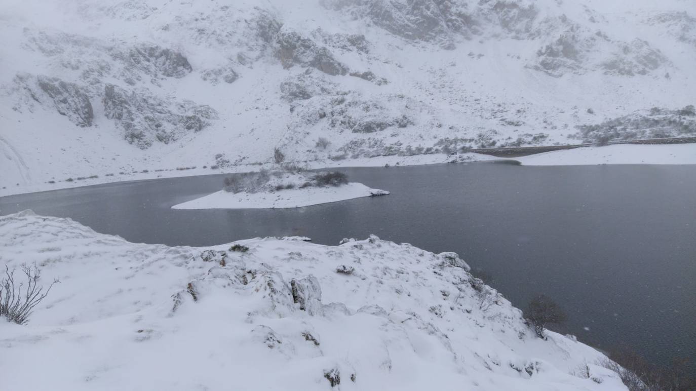 La región mantiene la alerta ante las fuertes rachas de viento y el riesgo de grandes nevadas y oleaje.