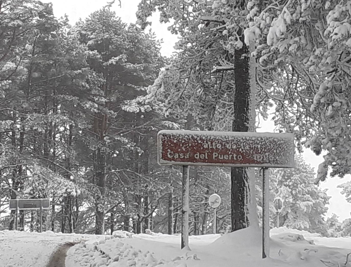 La región mantiene la alerta ante las fuertes rachas de viento y el riesgo de grandes nevadas y oleaje.