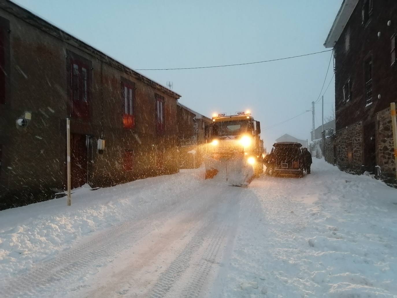 La región mantiene la alerta ante las fuertes rachas de viento y el riesgo de grandes nevadas y oleaje.