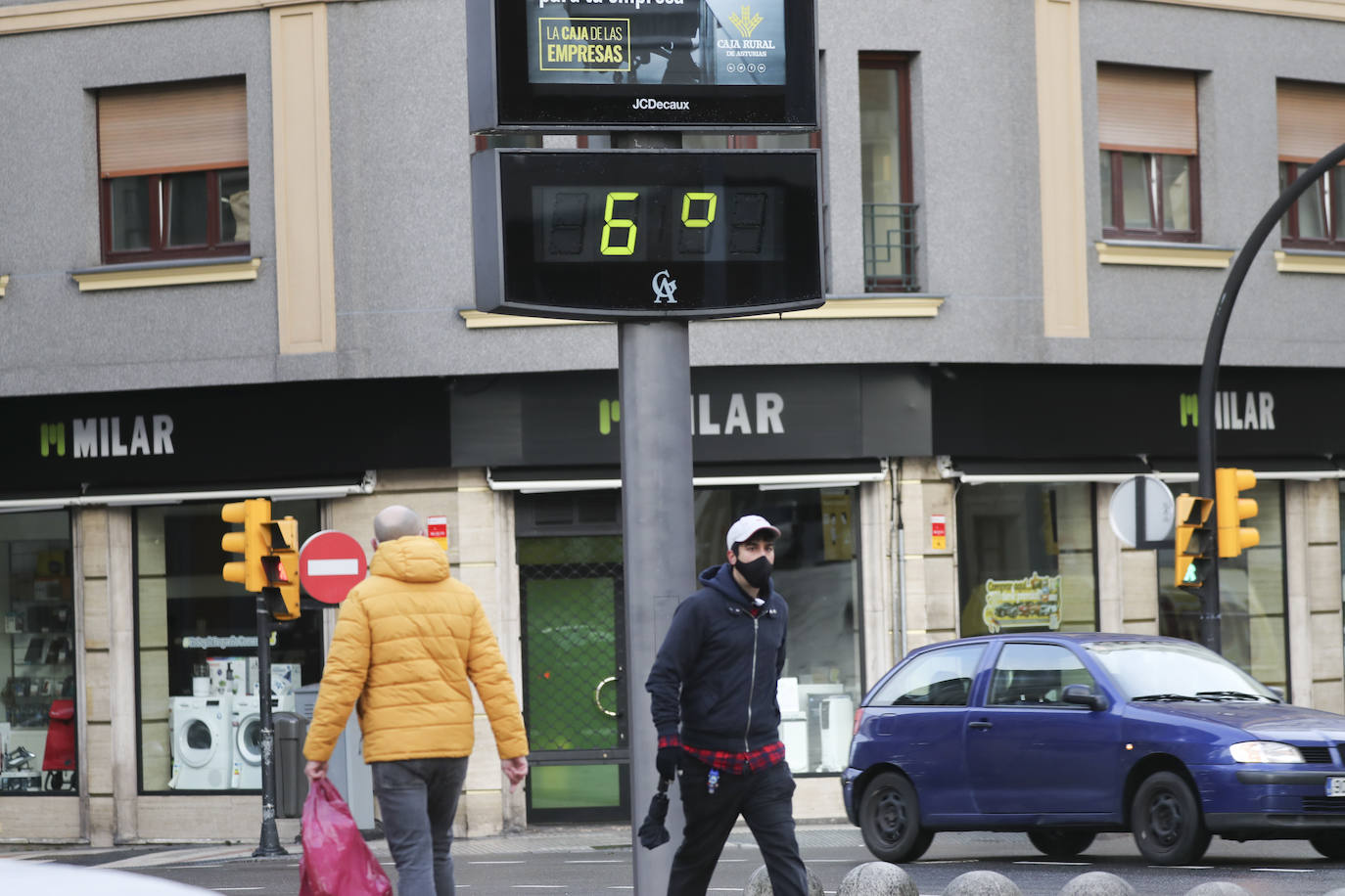 La región mantiene la alerta ante las fuertes rachas de viento y el riesgo de grandes nevadas y oleaje.