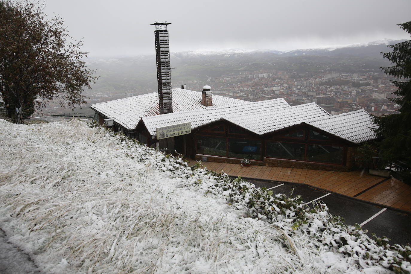 La región mantiene la alerta ante las fuertes rachas de viento y el riesgo de grandes nevadas y oleaje.