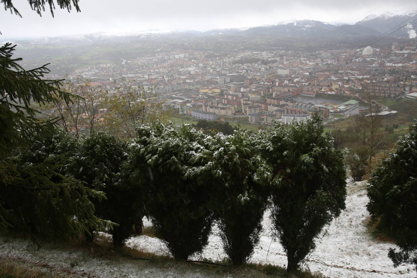 La región mantiene la alerta ante las fuertes rachas de viento y el riesgo de grandes nevadas y oleaje.