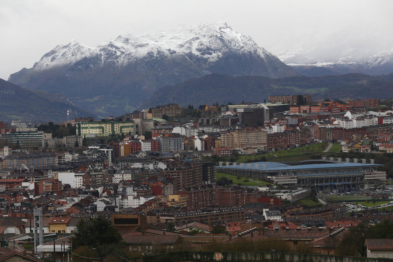 La región mantiene la alerta ante las fuertes rachas de viento y el riesgo de grandes nevadas y oleaje.