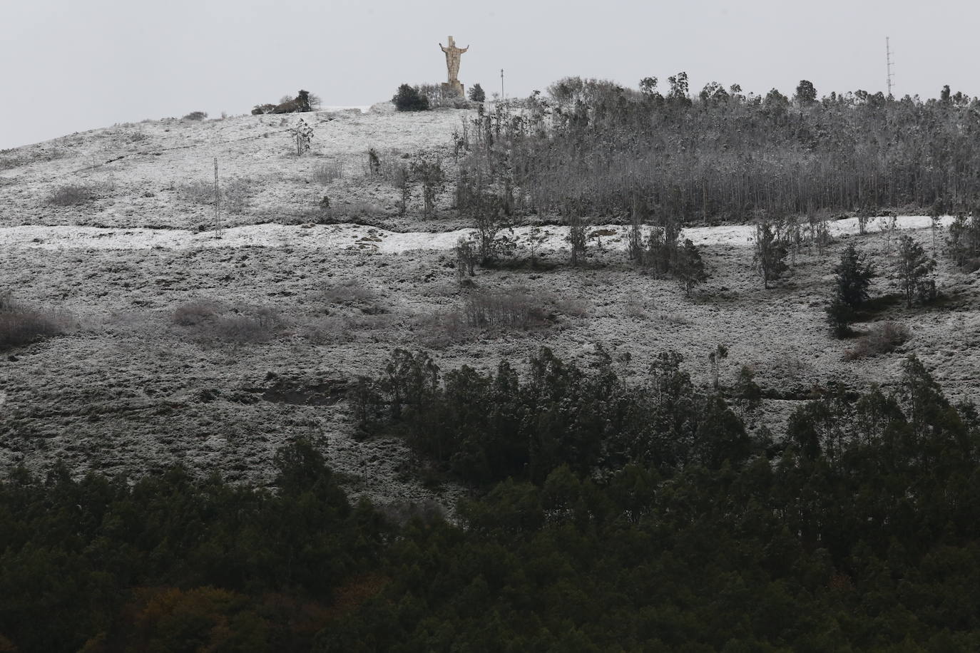 La región mantiene la alerta ante las fuertes rachas de viento y el riesgo de grandes nevadas y oleaje.