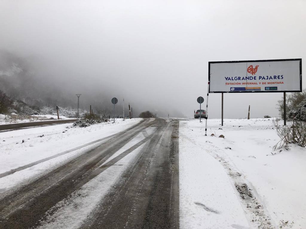 La región mantiene la alerta ante las fuertes rachas de viento y el riesgo de grandes nevadas y oleaje.