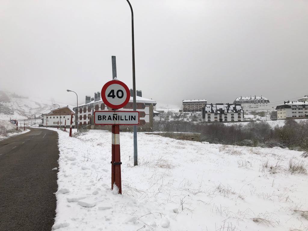 La región mantiene la alerta ante las fuertes rachas de viento y el riesgo de grandes nevadas y oleaje.