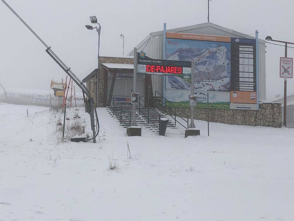 La región mantiene la alerta ante las fuertes rachas de viento y el riesgo de grandes nevadas y oleaje.