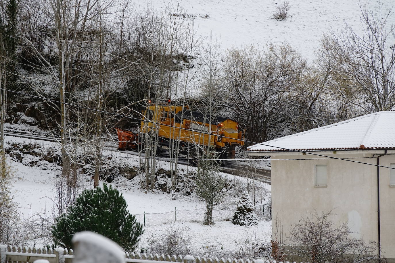 La región mantiene la alerta ante las fuertes rachas de viento y el riesgo de grandes nevadas y oleaje.