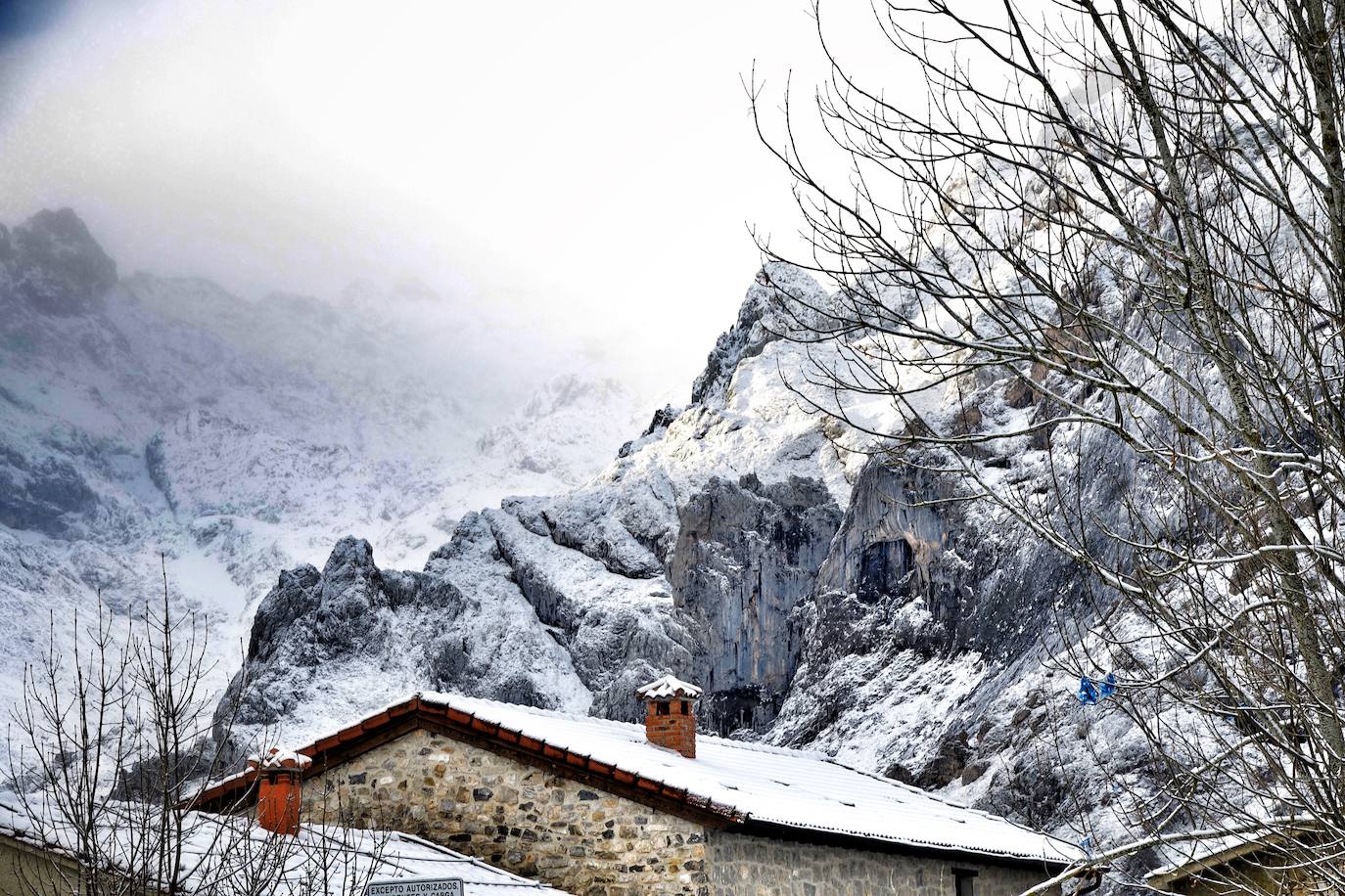 La región mantiene la alerta ante las fuertes rachas de viento y el riesgo de grandes nevadas y oleaje.