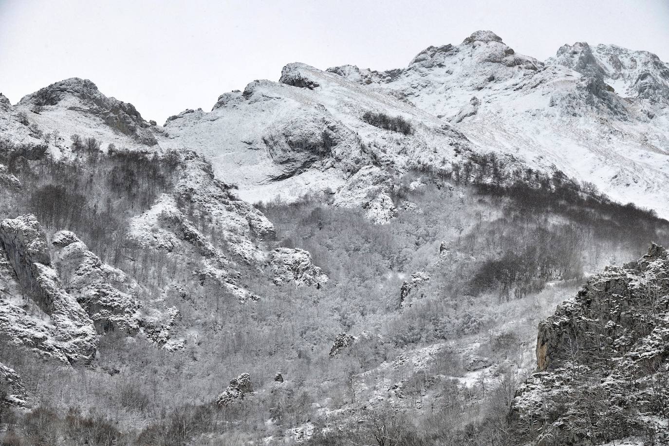 La región mantiene la alerta ante las fuertes rachas de viento y el riesgo de grandes nevadas y oleaje. Las rachas de viento alcanzaron los 131 kilómetros por hora en Leitariegos, y la boya del puerto de Gijón registró una ola de 8,43 metros