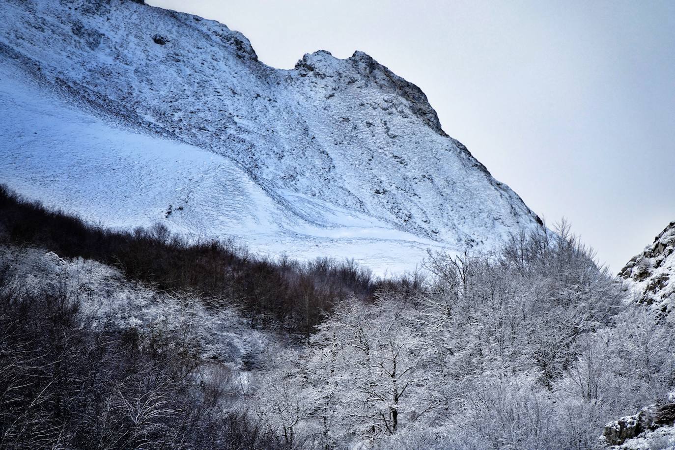 La región mantiene la alerta ante las fuertes rachas de viento y el riesgo de grandes nevadas y oleaje.