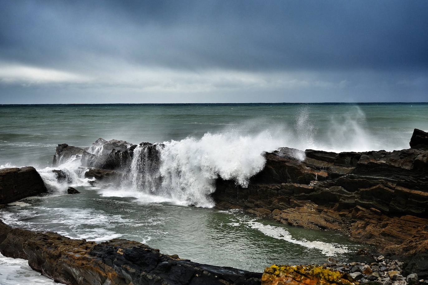 La región mantiene la alerta ante las fuertes rachas de viento y el riesgo de grandes nevadas y oleaje. Las rachas de viento alcanzaron los 131 kilómetros por hora en Leitariegos, y la boya del puerto de Gijón registró una ola de 8,43 metros