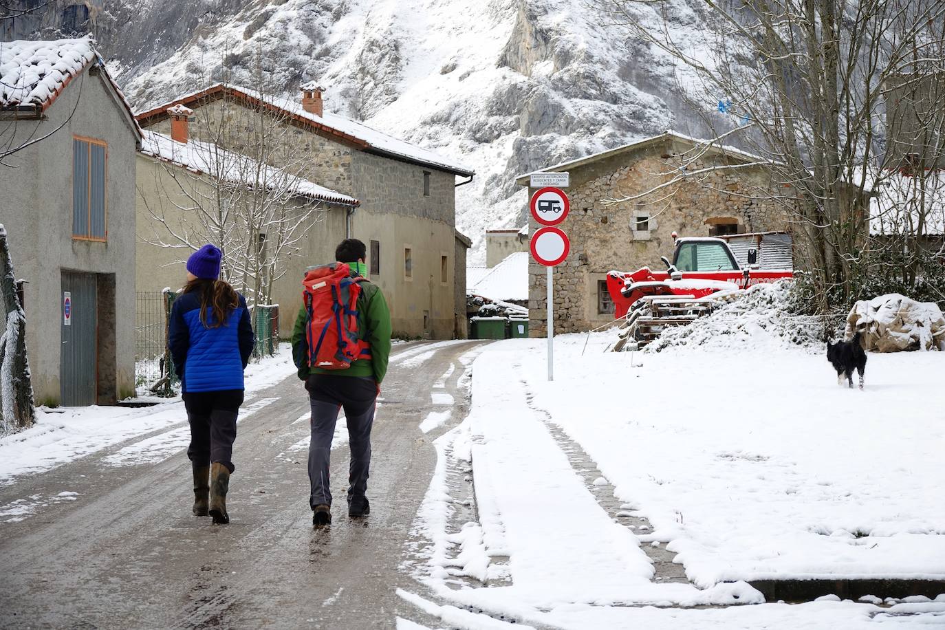 La región mantiene la alerta ante las fuertes rachas de viento y el riesgo de grandes nevadas y oleaje.