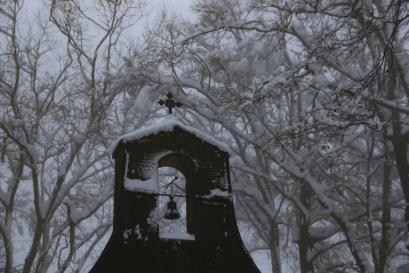 Copiosas nevadas, fuertes rachas de viento y oleaje en la primera borrasca invernal