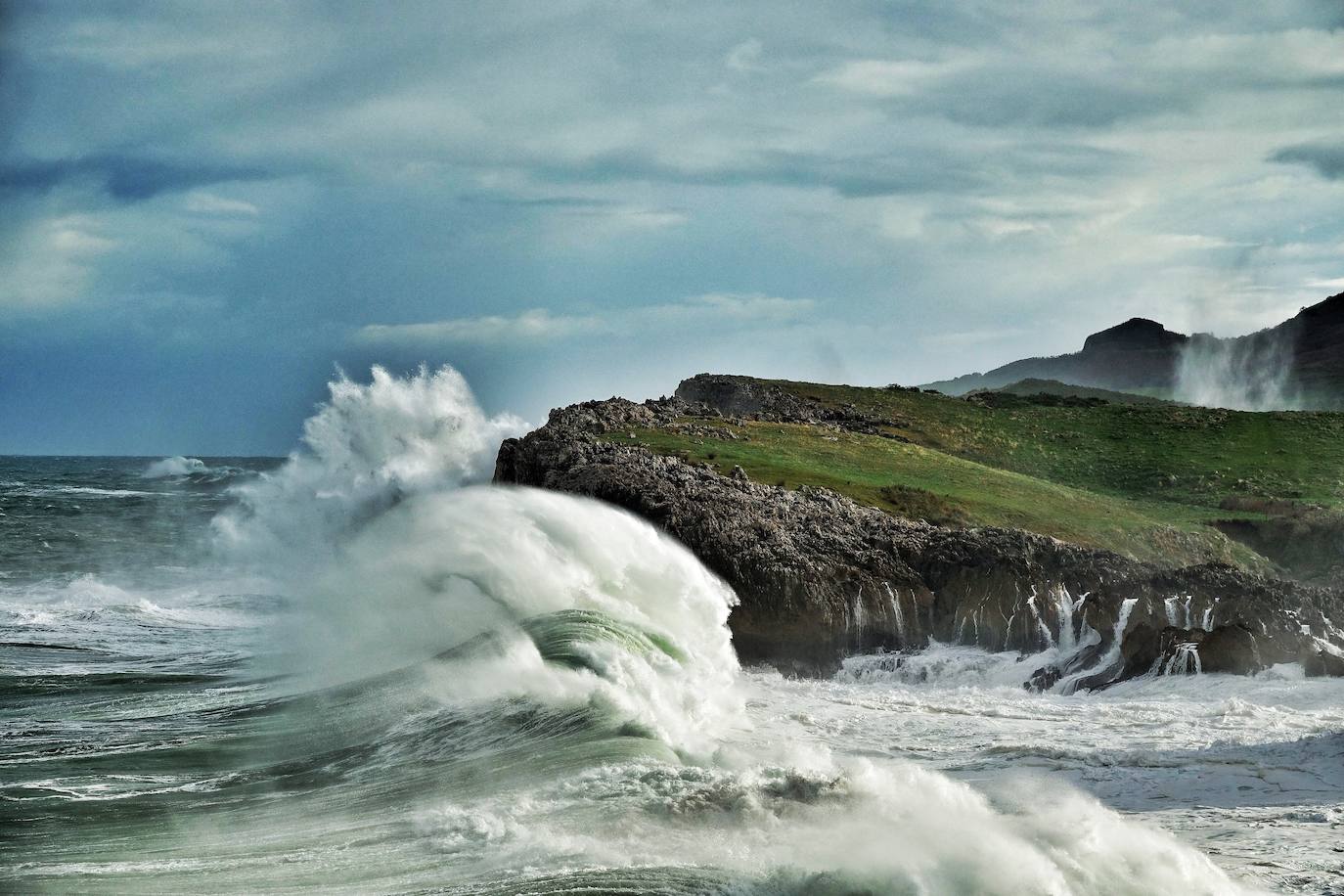 Copiosas nevadas, fuertes rachas de viento y oleaje en la primera borrasca invernal