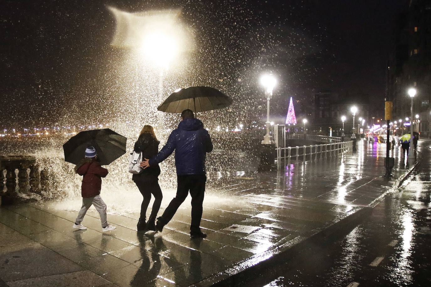 Copiosas nevadas, fuertes rachas de viento y oleaje en la primera borrasca invernal