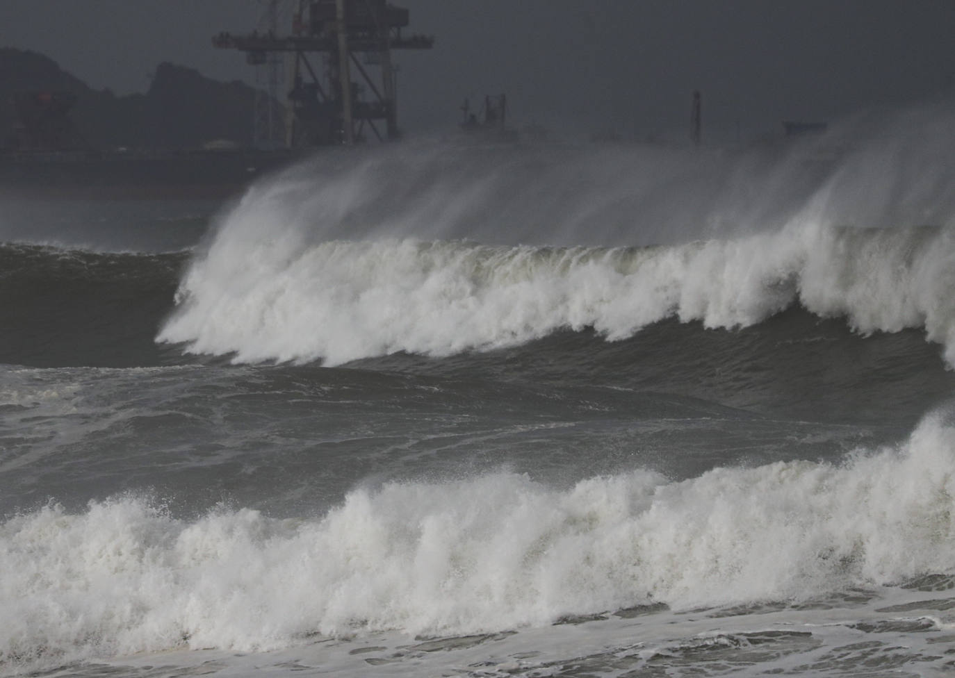 Copiosas nevadas, fuertes rachas de viento y oleaje en la primera borrasca invernal