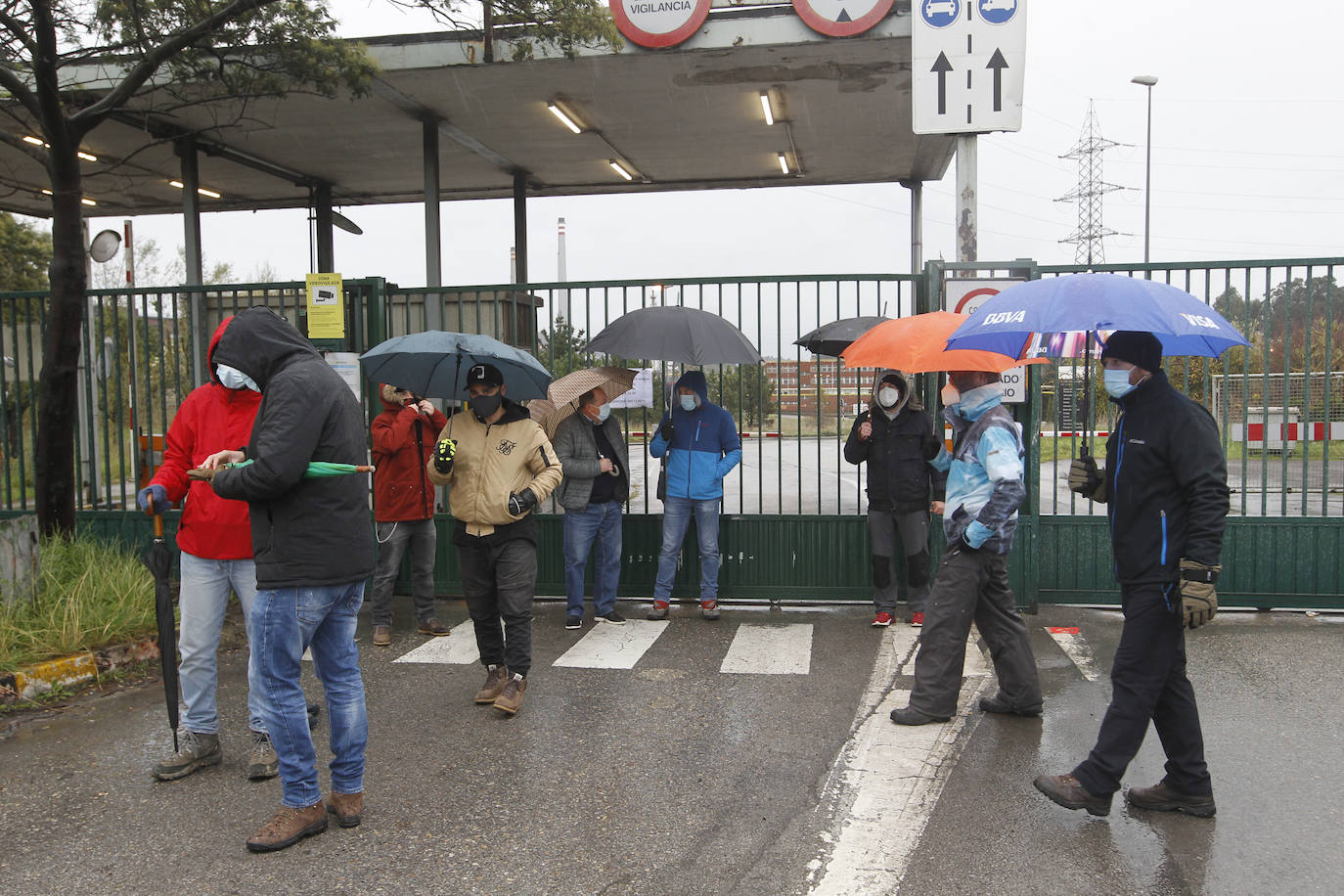 Los trabajadores reunidos hoy en Sotiello han aprobado mantener las concentraciones, de 13 a 15 horas lunes y martes, y el miércoles desplazarse tanto a Veriña como Sotiello, de 7 a 9 horas, y mostrar así sus discrepancias a los directivos. 