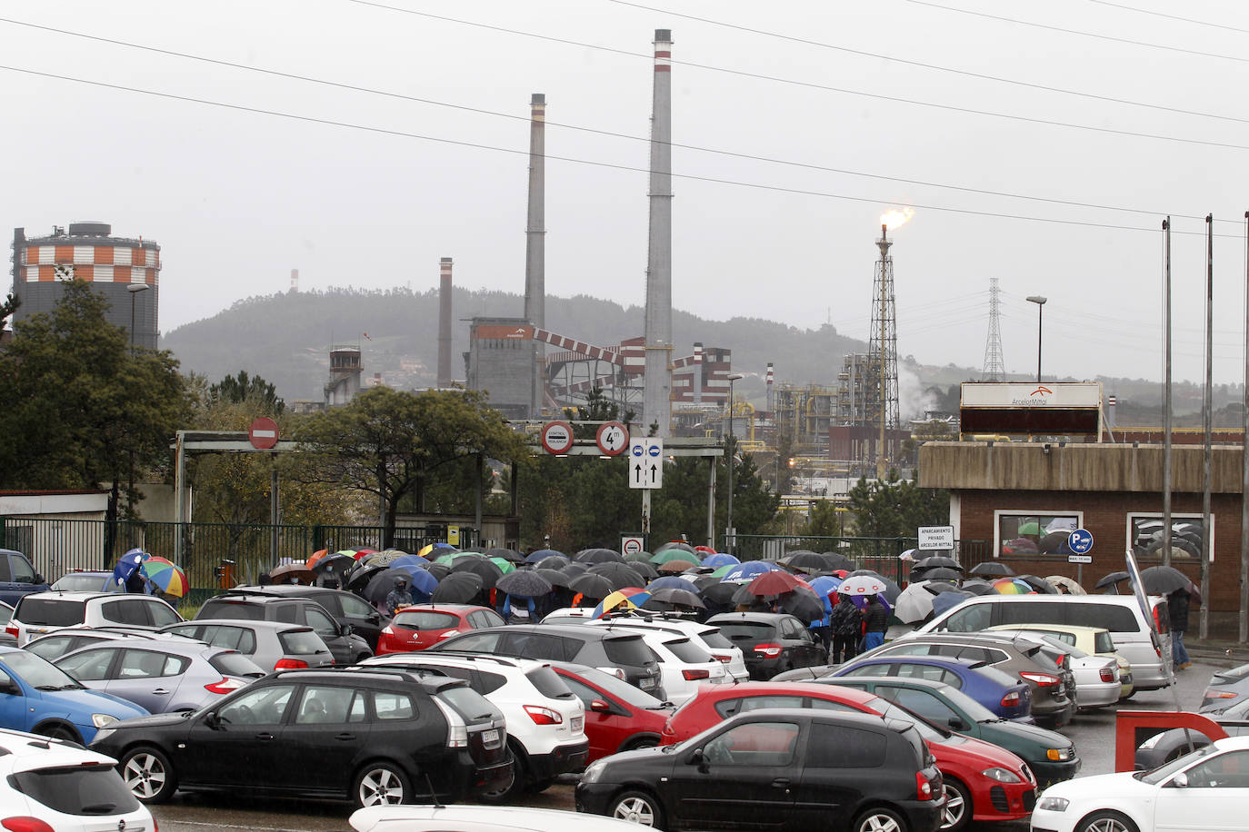 Los trabajadores reunidos hoy en Sotiello han aprobado mantener las concentraciones, de 13 a 15 horas lunes y martes, y el miércoles desplazarse tanto a Veriña como Sotiello, de 7 a 9 horas, y mostrar así sus discrepancias a los directivos. 