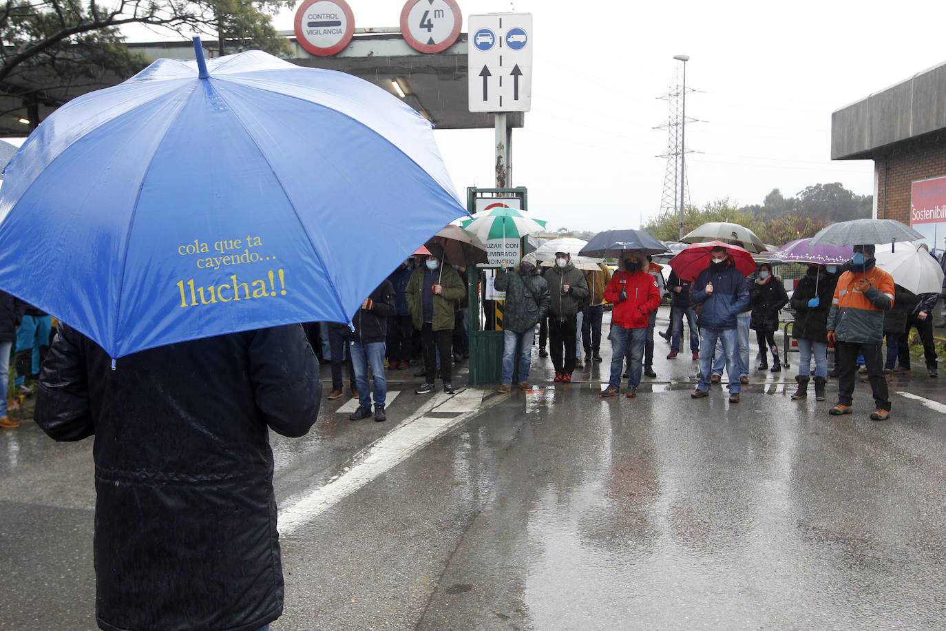 Los trabajadores reunidos hoy en Sotiello han aprobado mantener las concentraciones, de 13 a 15 horas lunes y martes, y el miércoles desplazarse tanto a Veriña como Sotiello, de 7 a 9 horas, y mostrar así sus discrepancias a los directivos. 